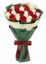 Букет Микс из красных и белых роз в Новосемейкино