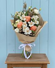Букет цветов из:  Альстромерии, Лизиантусы, Розы и Хризантемы в Новосемейкино