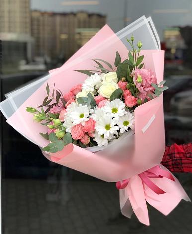 Букет цветов из: Розы, Лизиантусы и Хризантемы в Новосемейкино